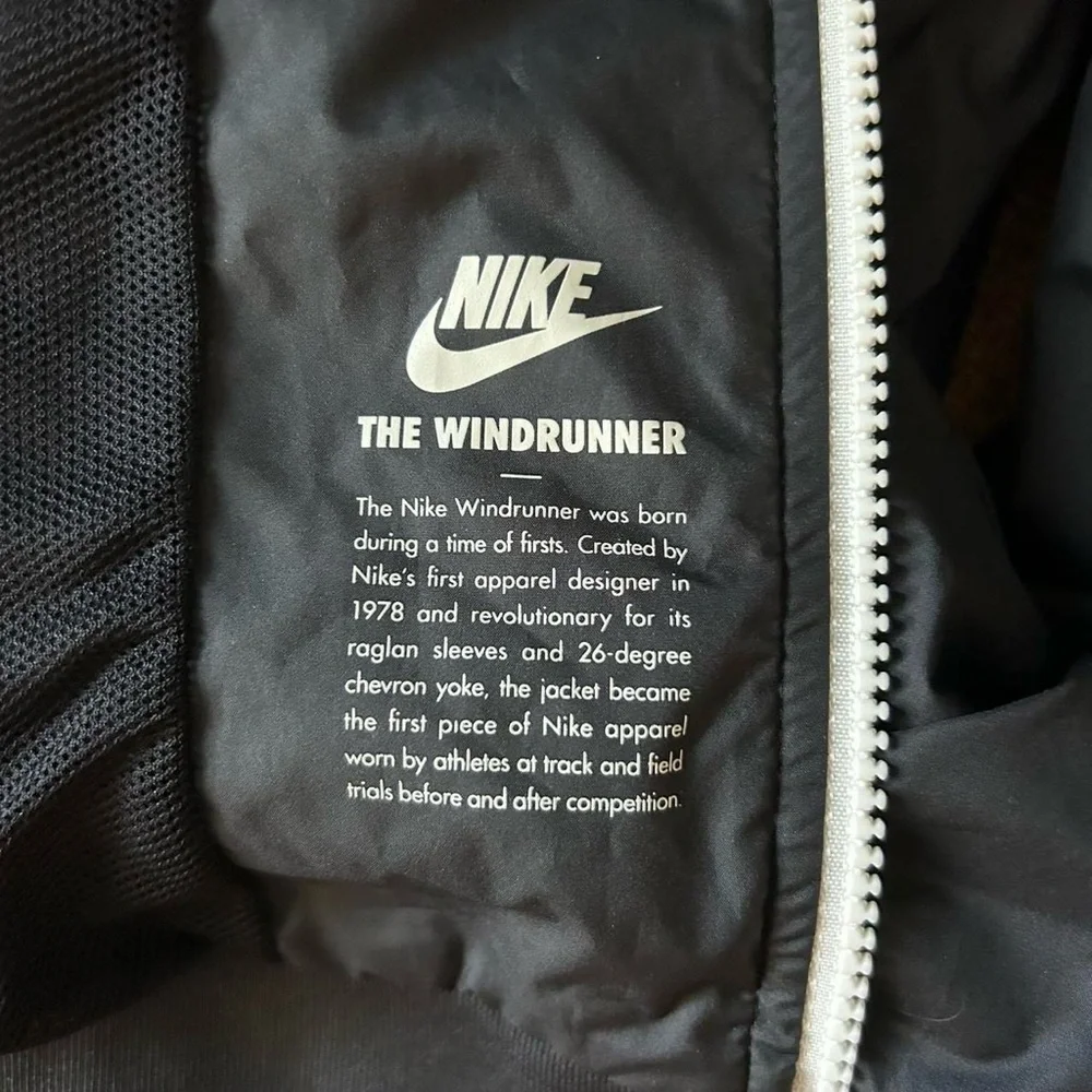 Nike Windrunner Hooded Repel Jacket | Youth L | Black & White | Water-Repellent